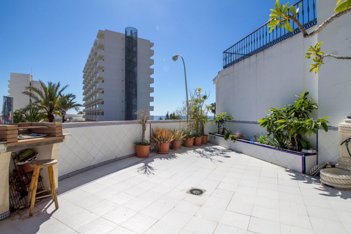 Piso de 3 plantas en segunda línea de playa de la Carihuela,con grandes  terrazas,parking y trastero